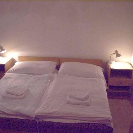 Corvin Panzio Bed and Breakfast Γκιόρ Εξωτερικό φωτογραφία